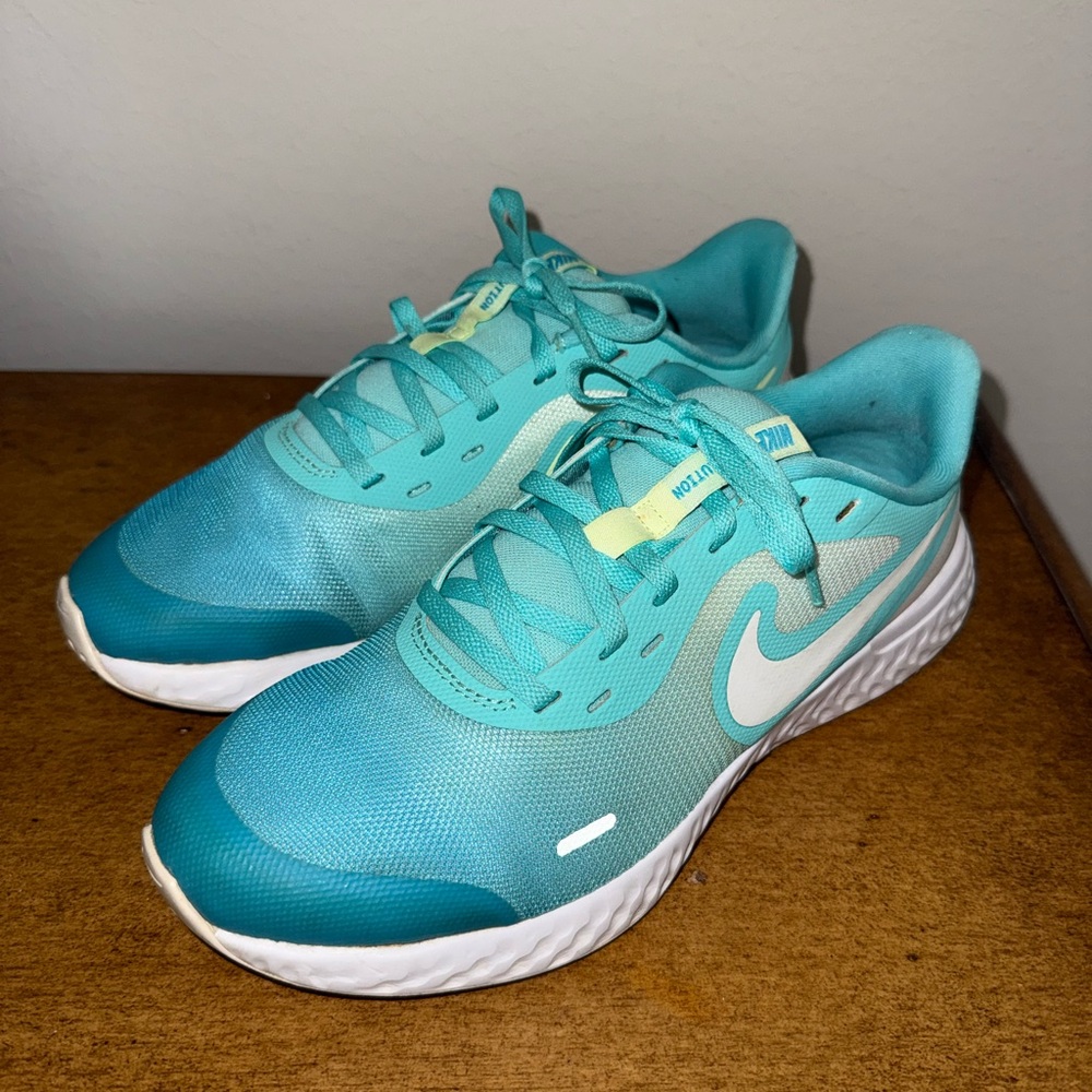 Nike Revolution Gig Girls Aqua Running Shoes 7 Y